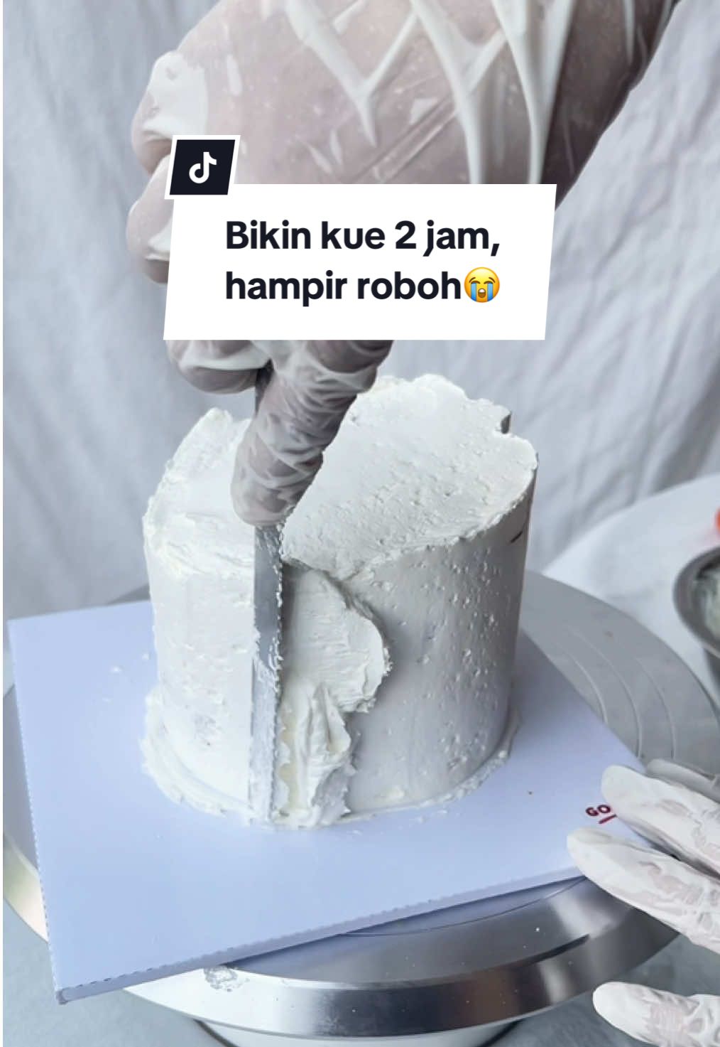 Udah capek-capek bikin kue 2 jam, eh roboh..? 😥 #customcakesurabaya #kueunik #kuemiring #bakerysurabaya