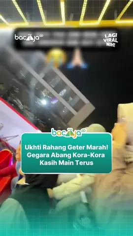 Terlihat seorang wanita menggunakan hijab biru marah dengan menggetarkan rahangnya lantaran abang kora-kora tidak mau menghentikannya, aksi ini viral di media sosial. #korakora #kocak #marah #videolucu #bacaaja 