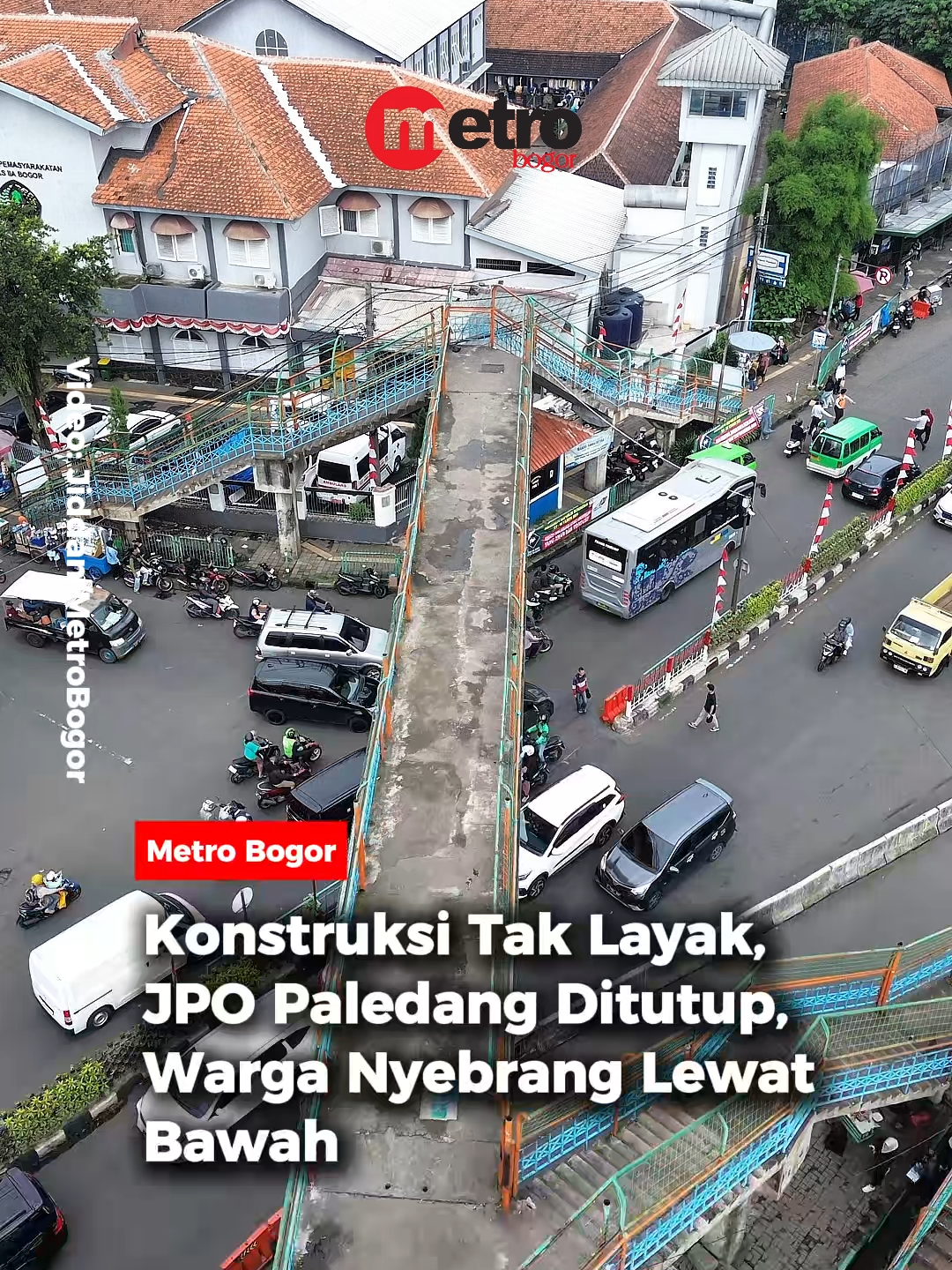 Pemerintah Kota Bogor mengumumkan, mulai 20 Agustus 2025 Jembatan Penyeberangan Orang (JPO) Paledang ditutup untuk umum. Penutupan dilakukan karena hasil penelitian kelayakan dari Ditjen Bina Marga, Kementerian PUPR RI menyatakan  kondisi konstruksi tidak layak digunakan dan berpotensi membahayakan keselamatan. Adapun akses penyebrangan orang diganti menggunakan zebracross. 🎥 : Jiddan/Metro Bogor #metrobogor #metropolitanid #bacametrobogor #jpopaledangditutup #stasiunbogor