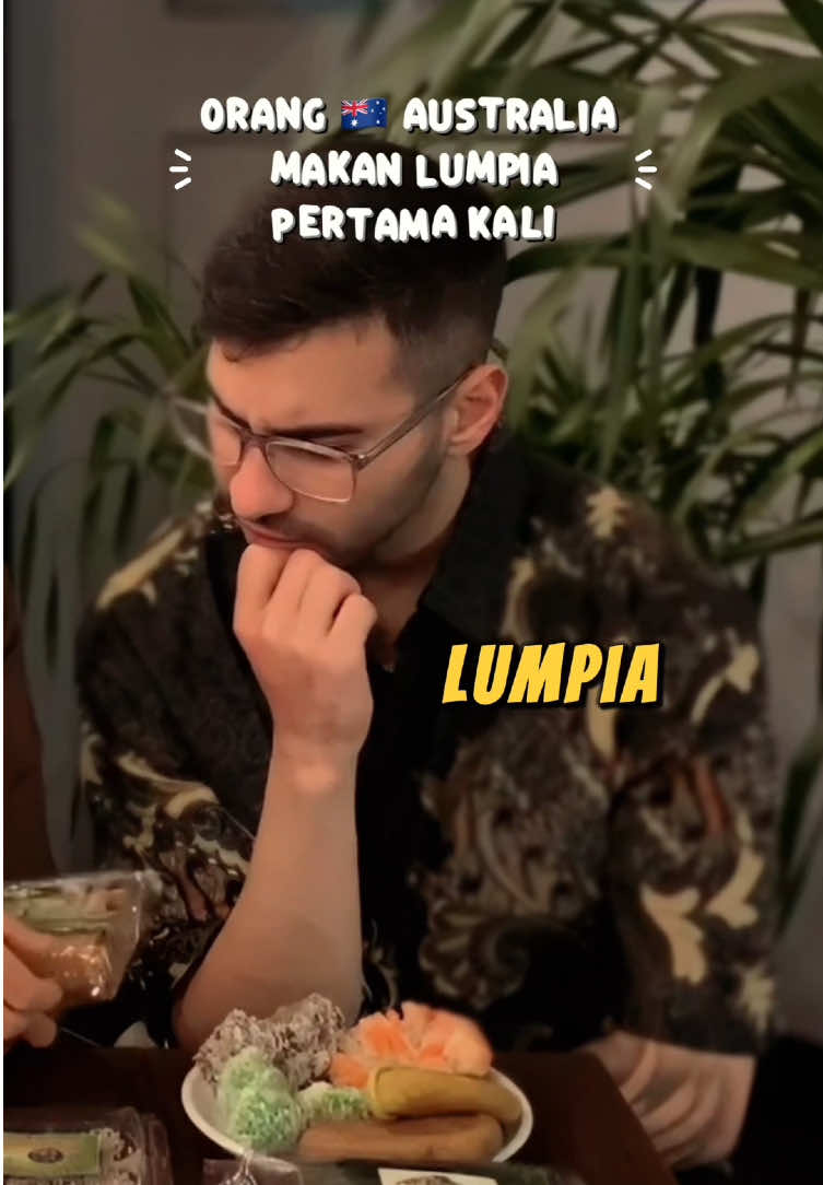 bule nyoba lumpia pertama kali #fyp #fyp #buleindonesia #indonesianfood 