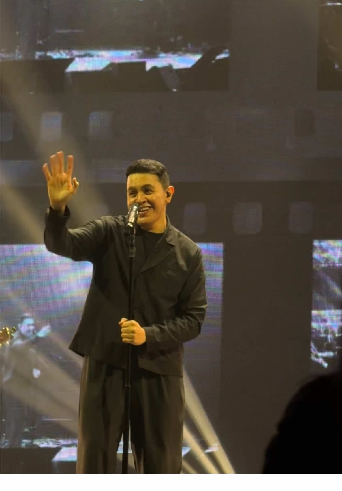 wihuu one from his debut album, kisah sebentar!! AYO INGAT KATA KATA MU!!!! #ruanginspirasifest #tulus #kisahsebentar #tulusliveinkl 