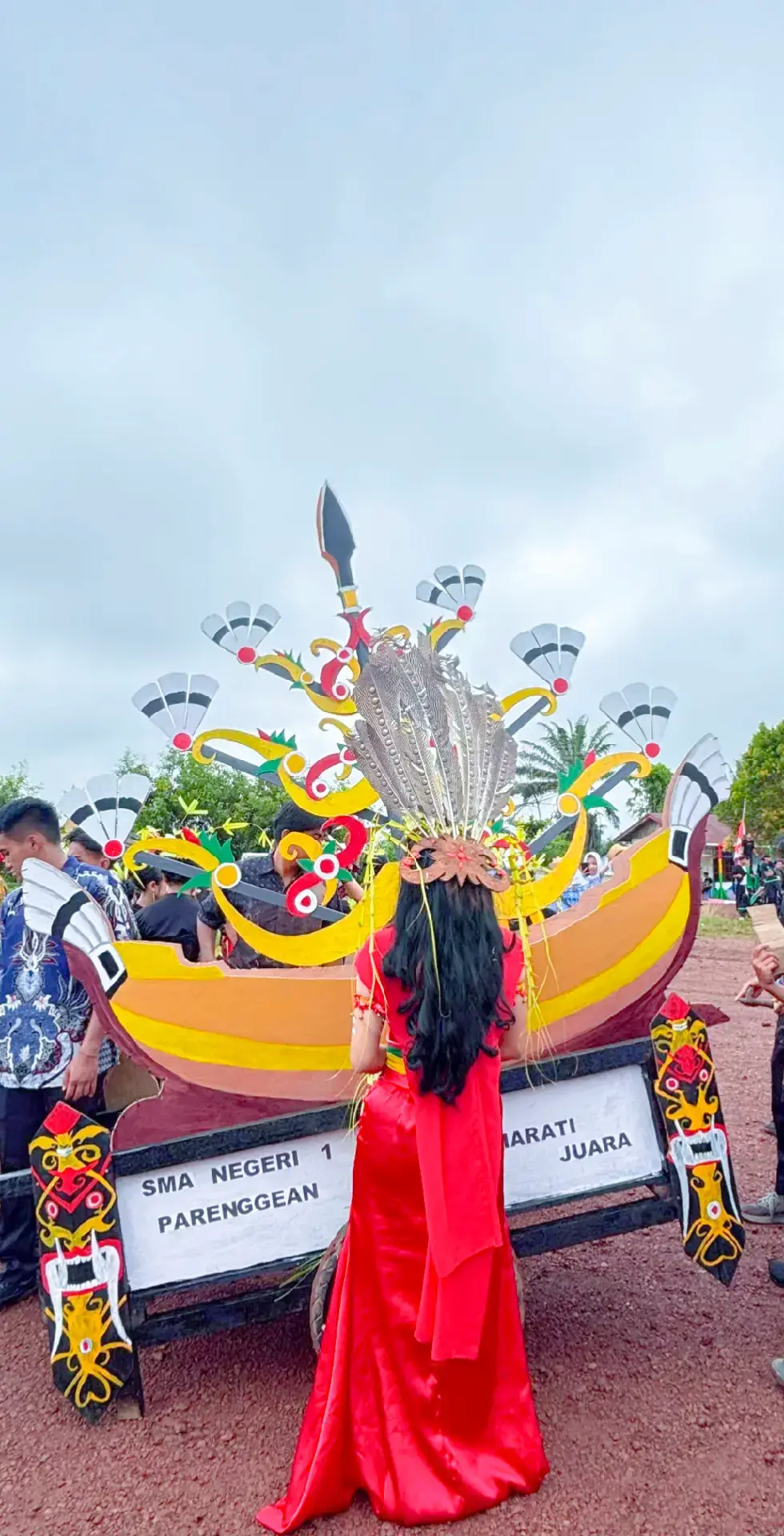 Aku dan budayaku ❤❤ #kalimantantengah #bajuadatdayak #parenggean_kalteng #gadisdayak #bawidayak 