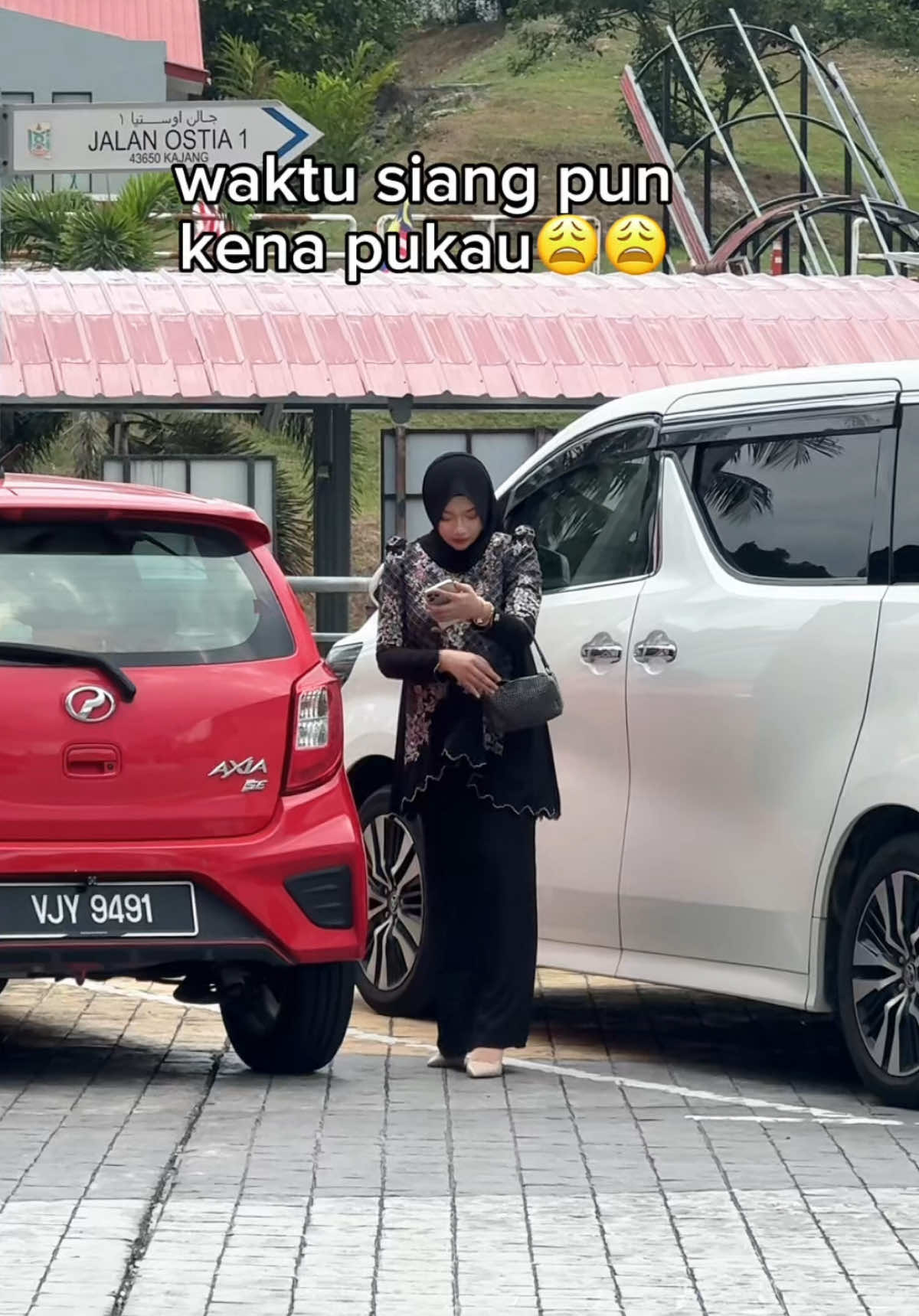 Kes pukau sekarang makin menjadi-jadi eh?? 🤧 Jangan lupa datang butik kita di Ostia Bangi. Dari baju kurung sampai ke baju casual kami sediakan untuk korang shopping! 🛍️ #fyp #lawakmalaysia #viralvideo #leeyanarahman #pukau 
