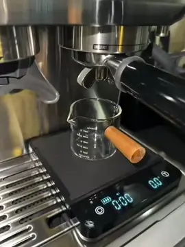 당신의 하루를 특별하게 만들어 줄 커피를 직접 만들어보세요! ☕️ 커피 원두의 향과 맛을 느끼며, 나만의 커피 레시피를 완성하는 즐거움을 경험해보세요. ✨ 당신만의 특별한 순간을 위해, 몰입감 넘치는 커피 만들기를 시작해보세요! 💫 # 커피 제작 # 커피 # 맛있는 # 독특한