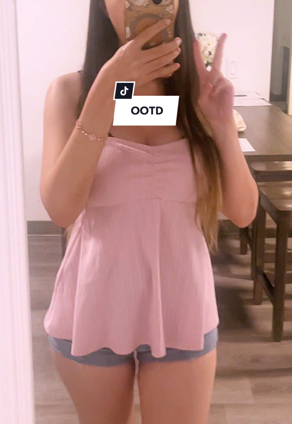‎ . ݁⋆ ۶ৎ ݁˖ . ݁ #OOTD #draft #babydolltop #hollister #cutebracelets 