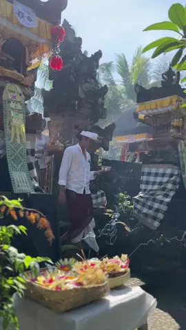 Buda Cemeng Kelawu Odalan Ida Bhatara Rambut Sedana😇