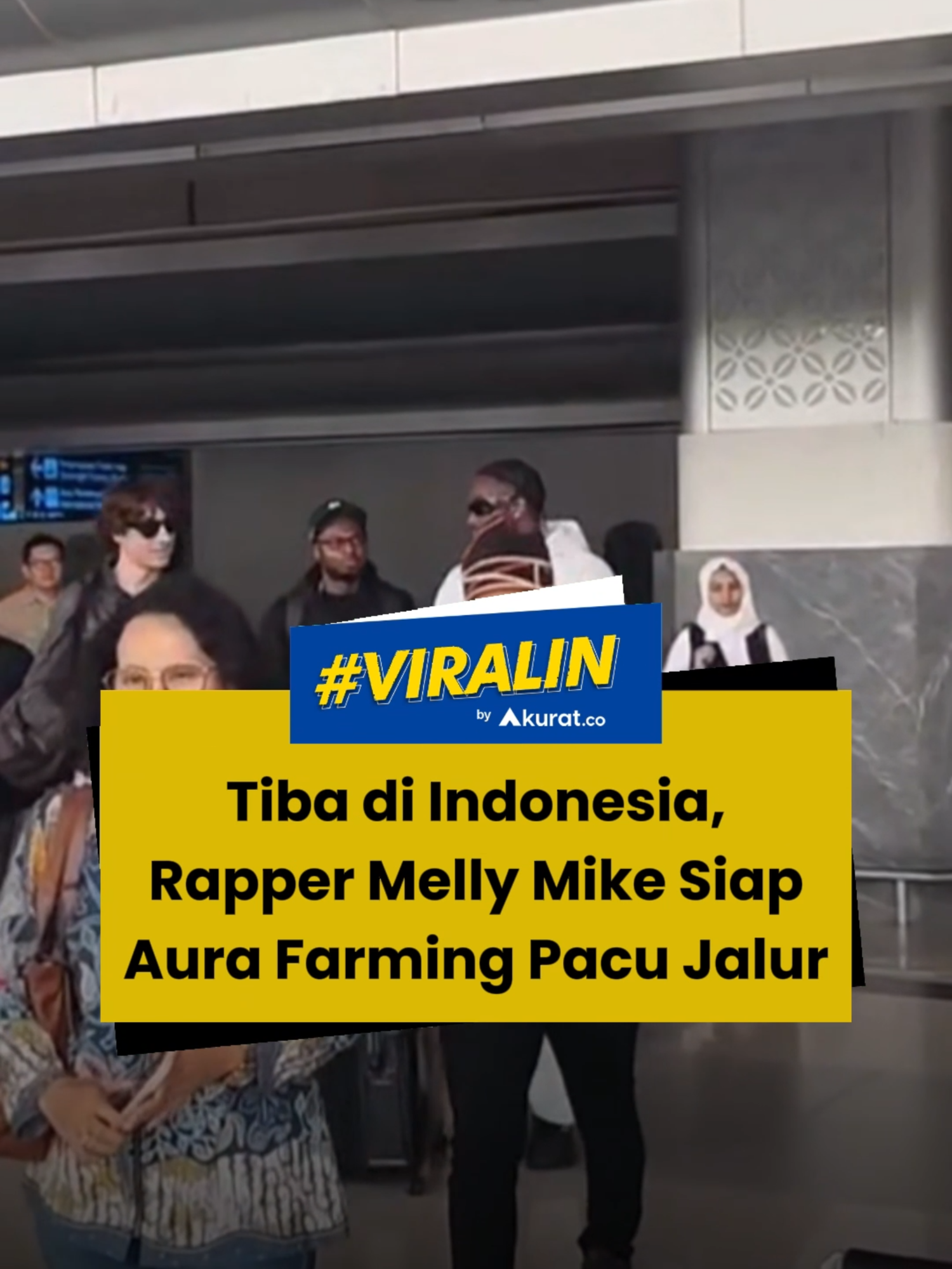 Siap-siap aura farming, gengs! 🔥 Rapper asal Amerika Serikat, Melly Mike, yang lagunya viral dengan tren aura farming oleh bocah di Festival Pacu Jalur telah tiba di Indonesia. Penyanyi lagu 'Young, Black, and Rich' itu siap meramaikan festival balap perahu itu di Riau. Mike tiba bersama timnya di Indonesia pada Selasa (19/8/2025) siang, dan akan berkeliling Jakarta terlebih dahulu. Ia akan terbang ke Riau pada Jumat (22/8/2025). 🎥: TikTok/sikisiik. #fyp #viral #mellymike #rapper #youngblackandrich #pacujalur #riau #akuratco