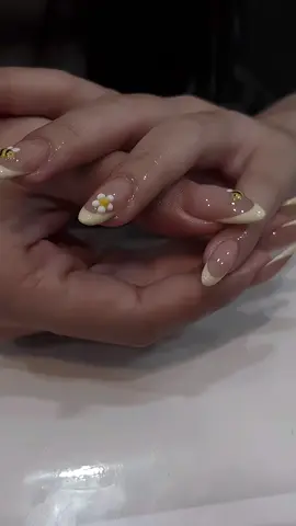 Tay bả xinh ak #nailfendaumong #nailongvang #Nailtrend #