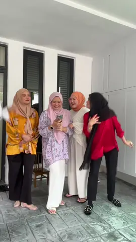 Nak sangat kan tia monika versi kekasih…. TERIMALAH….. 🤣🤣