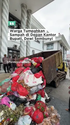 Warga Pandeglang menumpahkan sampah di depan kantor bupati setelah Bupati Pandeglang Dewi Setiani tidak kunjung keluar menemui pendemo yang menolak sampah Tangsel, Rabu (20/8/2025). #pandeglangeksis 