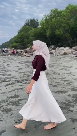 Laut seindah ini tapi kamu milih rebahan galauin dia yang engga pasti 🌊🌅#CapCut #fyppppppppppppppppppppppp #fypシ゚viral🖤tiktok #indiansongs #pantai #laut 
