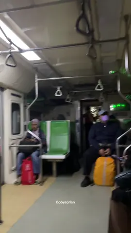 Berawal dari iseng ngerekam kereta yang mati lampu, ya allah 😭😭. Commuterline sby-sda mengalami rem blong #commuterline #fyp #kai #keretaapiinddonesai #surabaya24jam 