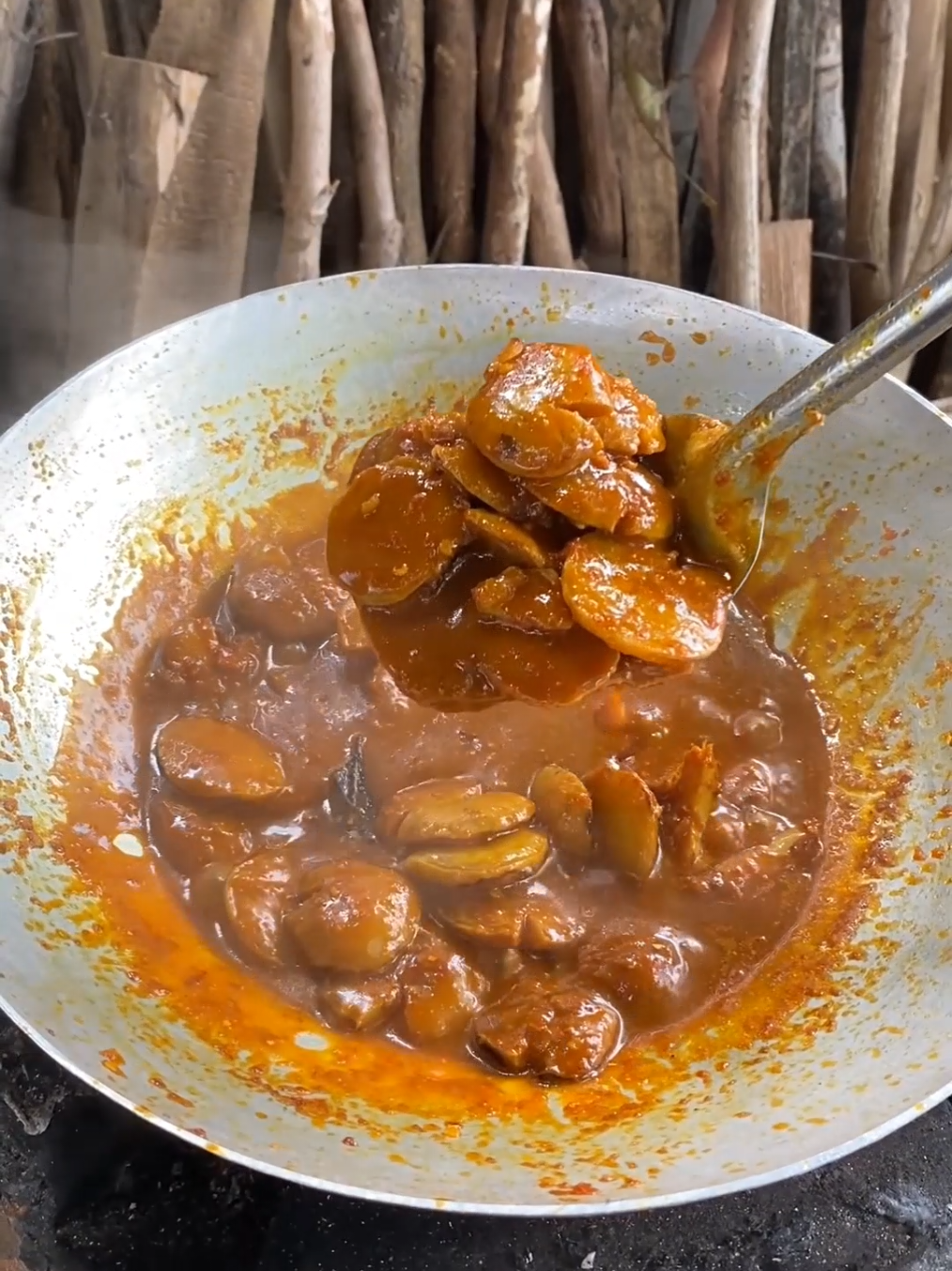 alhamdulilah nikmat pisan bahan : jengkol (rebus sampai empuk) bumbu halus : cabe merah bawang merah+putih kunyit kemiri ketumbar jahe pala bumbu : daun salam lengkuas geprek garam penyedap lada bubuk gula merah kecap manis santan  #pedesaan #masak #semurjengkol 