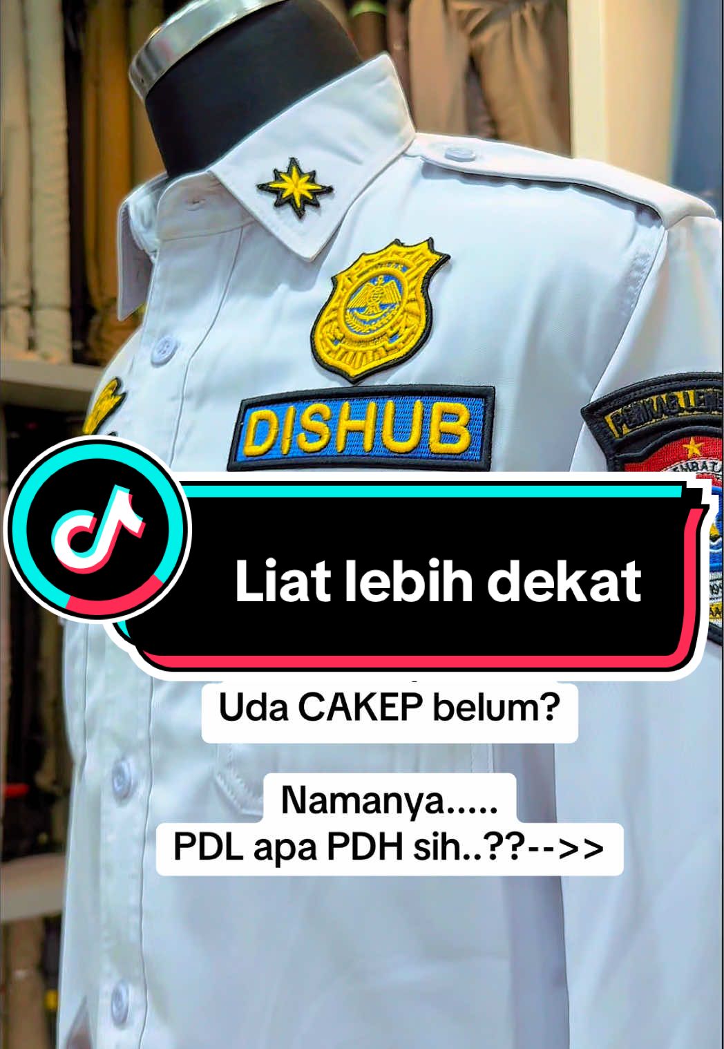 Seragam PDL DISHUB versi kerah berdiri dan 2 saku di atas model PDH serta kancing terlihat ya..!! Namanya seragam apa sih ini? Kalau liat lebih deket itu lebih memikat dehh..!! #pdldishub #seragamdishub #dishub #pdhdishub #k4ushop 