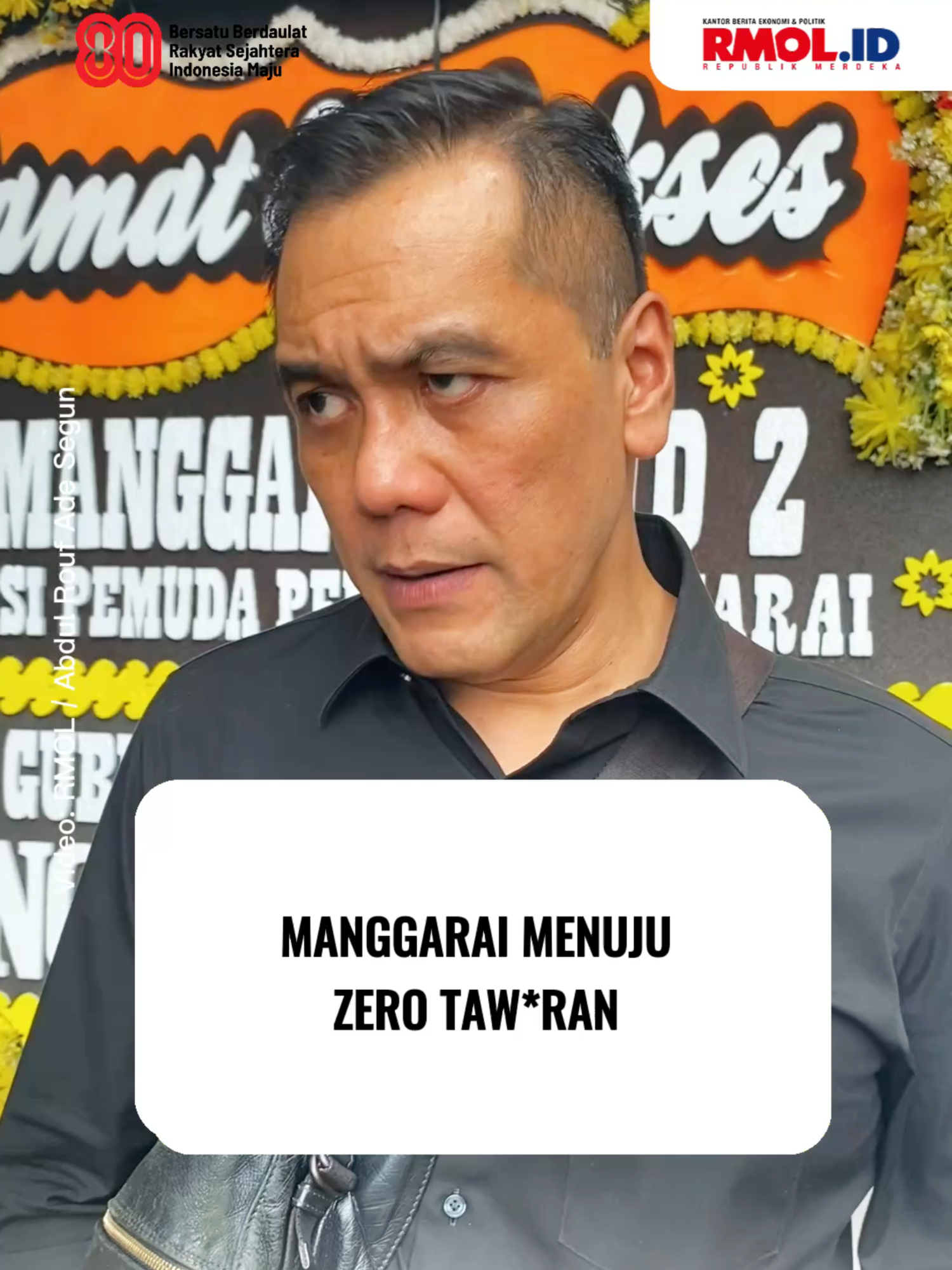 Aksi taw8ran yang kerap terjadi di kawasan Manggarai, Jakarta Selatan. Staf Khusus Gubernur DKI Jakarta Bidang Komunikasi Publik, Chico Hakim, menegaskan tekad agar Manggarai bisa bebas dari taw8ran. Hal itu ia sampaikan dalam forum 'Kopi Manggarai Jilid 2' di Sasana Krida Manggarai, Jakarta Selatan, Senin, 18 Agustus 2025. “Dari Kopi Manggarai kali ini sampai berikutnya tidak boleh ada korban taw8ran. Harus zero kejadian. Anak-anak muda harus punya aktivitas positif,” kata Chico. Chico menambahkan, masalah sosial tidak bisa hanya ditangani pemerintah. Peran aktif pemuda sangat dibutuhkan untuk menghadirkan Jakarta yang aman dan produktif. Ia menyebut rencana menghadirkan unit pelatihan keliling dari Dinas Tenaga Kerja (Disnaker) yang bisa melatih masyarakat termasuk para pemuda rawan taw8ran, di bidang-bidang pekerjaan maupun wirausaha. Selain pelatihan, Chico juga menyinggung pentingnya akses pendidikan bagi anak-anak Manggarai bisa melanjutkan pendidikan ke jenjang lebih tinggi lewat beasiswa. Mau berita langsung dikirim ke WA kamu? follow Whatsapp Channel RMOL.id atau ketik di browsermu bit.ly/RMOLWhatsappChannel  Reporter : Abdul Rouf Ade Segun Editor : Andi Susilo