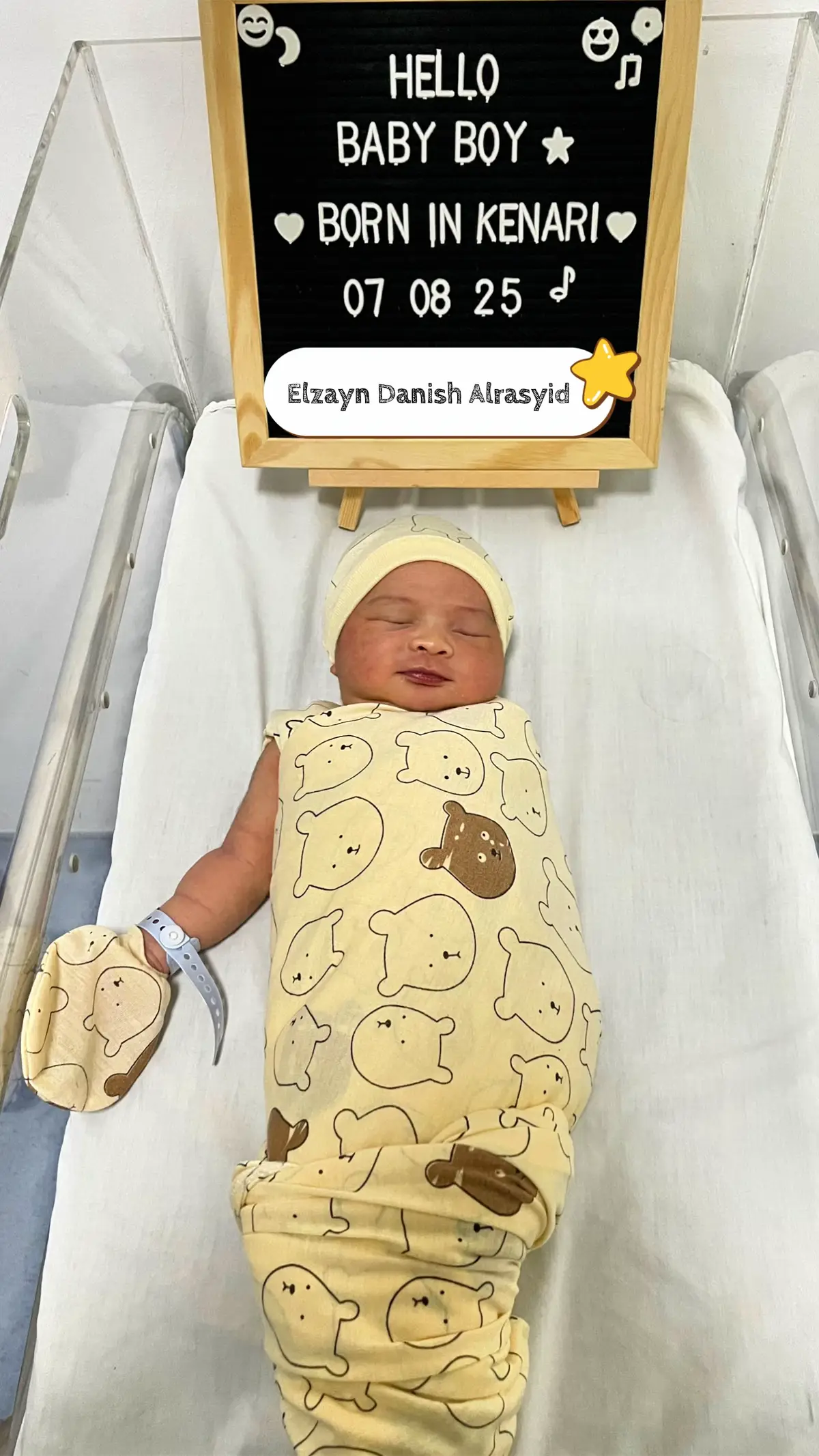 Tidak ada seorang ibu yg langsung mahir dan sempurna, semua butuh proses.  Saat km terlahir, disitu amih juga terlahir. Kita sama sama belajar yaa Zayn💙 #Masyaallahtabarakkallah #alhamdulillah #wasyukurillah #allohummabarik #newbornbaby