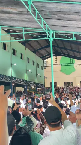 Nderek Hurmat dan Belasungkawa sebelum Romo K.H. Thoifur Mawardi dimakamkan. يَرْفَعِ اللَّهُ الَّذِينَ آمَنُوا مِنكُمْ وَالَّذِينَ أُوتُوا الْعِلْمَ دَرَجَاتٍ ۚ وَاللَّهُ بِمَا تَعْمَلُونَ خَبِيرٌ (QS. المجادلة: ١١) Artinya: “Allah akan meninggikan orang-orang yang beriman di antaramu dan orang-orang yang diberi ilmu pengetahuan beberapa derajat. Dan Allah Maha Mengetahui apa yang kamu kerjakan.” #khthoifurmawardi #khthoifurmawardipurworejo #ulama #ulamanusantara #santri #fyp 