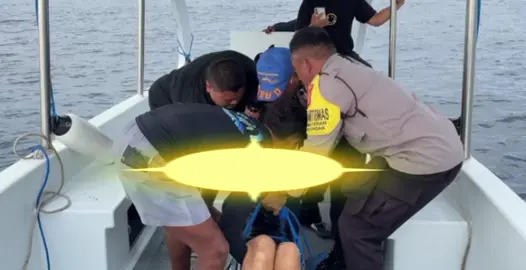 Turis Spanyol Tewas Saat Spearfishing di Bali Utara Awan News – Buleleng, 20 Agustus 2025. Seorang turis asal Spanyol bernama Lopez Pino Ferran (37) ditemukan meninggal dunia saat melakukan aktivitas spearfishing di perairan Pemuteran, Kecamatan Gerokgak, Kabupaten Buleleng, Bali Utara. Kejadian tragis ini sebenarnya terjadi pada Minggu, 17 Agustus 2025 sore. Namun, laporan resmi dari kepolisian dan media baru dipublikasikan pada Rabu, 20 Agustus 2025, sehingga peristiwa tersebut ramai diberitakan pada hari ini. Korban dilaporkan menyelam hanya menggunakan kacamata selam dan snorkel tanpa peralatan menyelam lengkap. Diduga ia mengalami blackout akibat kekurangan oksigen saat berada di kedalaman laut. Menurut keterangan kepolisian, rekan-rekan korban sempat melakukan pencarian di permukaan dan menyelam dangkal, namun tidak berhasil menemukannya. Tim SAR bersama Polisi Airud Buleleng kemudian turun dengan peralatan selam lengkap, hingga akhirnya jenazah Ferran ditemukan pada kedalaman sekitar 20 meter dan berhasil dievakuasi ke daratan. “Korban ditemukan sudah dalam kondisi tidak bernyawa. Jasadnya kemudian dibawa ke rumah sakit untuk pemeriksaan lebih lanjut,” ungkap pihak kepolisian setempat. Polisi juga telah melaporkan insiden ini kepada Konsulat Spanyol di Bali. Hingga kini, belum ada informasi lebih lanjut terkait kemungkinan investigasi terhadap pihak penyelenggara aktivitas spearfishing tersebut. --- ✅ Jangan lupa subscribe, follow, like & share! Ikuti terus berita inspiratif lainnya di platform resmi media sosial kami di YouTube, Instagram, TikTok, Facebook Awan News, portal resmi website berita Awan News https://awannews.id, dan saluran resmi WhatsApp kami https://whatsapp.com/channel/0029VbB1gqJKAwEuVdEdEq0L.