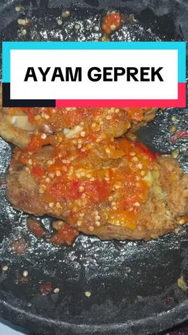 Ayam geprek 😋ayamnya di marinasi pake bawang putih bubuk,ketumbar bubuk,kunyit bubuk sedikit,garam,micin,tepungnya pake yg serbaguna atau tepung kentucky instan aja ya biar kelen ga ribet 😌 sambelnya cuma rawit dan baput,diguyur pake minyak panas ☺️ #masakanrumahan #resepsimple #ayamgeprek #fyp 
