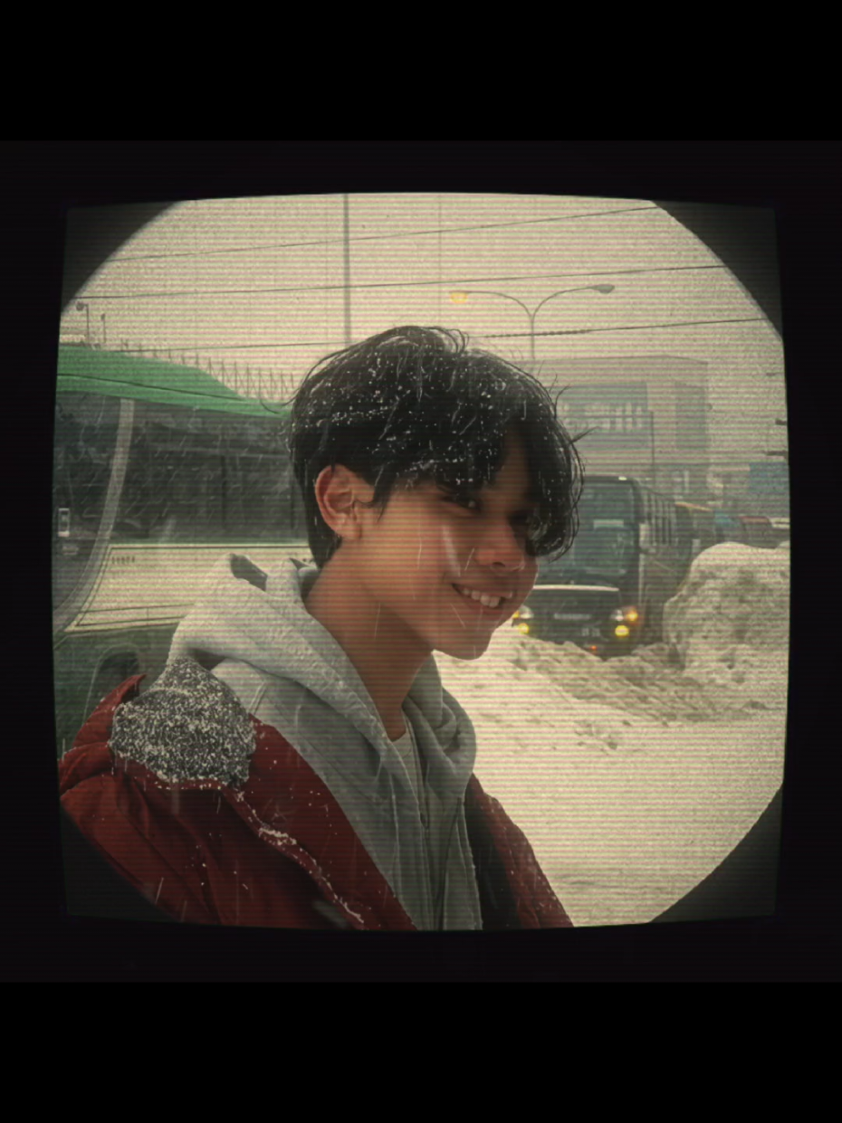 hello the cutest man ever.. kadang aku suka mikir, kok bisa ada orang kyk emmanuel tio yg selalu bawa vibes positif segitunya buat akuuu 😭 tiap kali dia live, bawaannya tuh auto bikin senyum sendiri.. apalagi ketawanya, asli moodbooster bgttt, kyk semua hal ribet langsung ilang aja gituuuu, seharian cape sekolah dll langsung ajaa hilang klo malemnya si emman live.  tio tuh kocak parah, tp bukan cuma soal lucunya doangg… ada something di cara dia nyapa chat, ngobrol random, sampe cerita receh yg bikin hati tuh anget ajaaa. padahal aku cuma nonton lewat layar, tp vibesnya kerasa deket bgt, seolah2 lagi duduk bareng sambil ketawa2 receh wkwkwk (alay banget sha).  dari hal kecil aja, kyk waktu namaku “sasha miso” kesebut di absen atau disapa di live chattt..sumpah itu udah cukUp bikin aku gilaaa sendiri PAHAM GAAA SJWHJSJS 🤯 salting parah, senyum2 ga jelas wkwkwkk. dari notif live mendatang aja aku udah excited sendiri di live chat bareng temen yang lain hahahahhaha gabut nungguin km smbil naikin xp 🏋‍♀️ walau aku baru akhir2 ini support tio, aku yakin itu bukan jadi penghalang kan??.. karena yg penting aku bener2 tulus. aku bakal support tio terus, apapun yg tio lakuin. aku tau tio suka live setiap hari, semoga itu ga bikin tio lelah yaa. kalo capek gapapa rehat bentarrr tioooo bilang ajaaa, aku (dan pasti banyak yg lainnn) tetep bakal nungguin selalu. buat aku, bahagia itu sesimple dengerin tawa emmanuel tio. makasih udah jadi diri kmu yg apa adanya yaaa, makasih juga udh bikin hari2 ga boring. intinya aku bener2 kagum + sayang bgt sama emmanuel tio, cara paling gemesh yg mungkin ga akan pernah bisa aku ucapin langsungg heheheh 🍡💗 @emman  #emman #emmanueltio #fyp #foryoupage #moots 