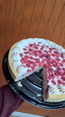 hola, espero les guste la recetita❤️🫶 estoy intentando crear contenido para mi emprendimiento ig: Postrecitos.thari #kuchenframbuesa   ingredientes para la masa: 300 gr harina 150 gr margarina 80 gr azúcar flor  1 cucharadita de polvo de hornear 1 yemas de huevo para el relleno: 1 leche condensada de preferencia nestle 2 yoghurt natural  1 limón  250 gr frambuesa para el merengue: 60 gr claras 120 gr azúcar  1 cucharadita de vainilla  #recetas #postres #pastel #recetasfaciles 