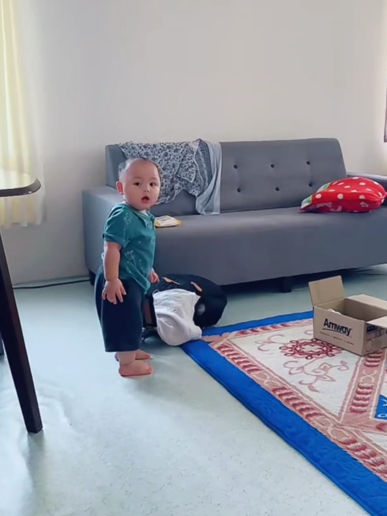 Cerdik lah Gibran ni, dia paham dah arahan Uda 🥰 Dia pergi ambil beg susu sendiri tu comel je dia tarik #gibran 