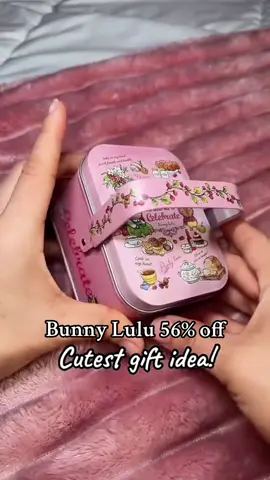 This handmade bunny pompom keychain is the cutest. Soft, fluffy and gift-ready in a tin box. Perfect for moms, back-to-school, or holiday gifting! #keychain #stuffedanimal #stockingstuffer #bagcharm #bunnylulu 