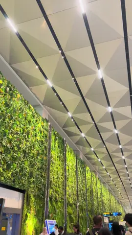 Terminal 3 Bandara Soekarno Hatta seindah ituu🥹💚 how lucky to land here🍀 #bandarasoekarnohatta  #terminal3soetta #soekarnohatta #airport 