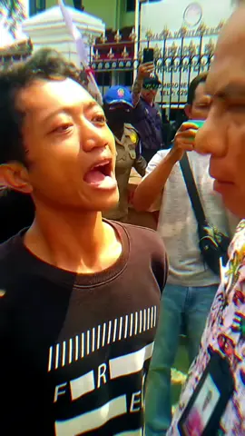 🔥 Demo Pati Jilid 2 Batal! Husein, pentolan demo, memilih berdamai dengan Sadewok. Keputusan ini bikin warga Pati murka dan merasa perjuangan mereka dikhianati. Apakah ini akhir perjuangan atau awal amarah baru rakyat Pati? #DemoPati #PatiBergerak #RakyatMelawan #Sadewok #Husein       