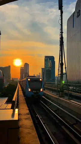 Vibes Senja LRT PANCORAN  Video nya boleh di ambil , kalian edit sendiri ya, di izinin semua tanpa syarat. #jakarta #senjasorehari #pancoran #fyp #citylights 