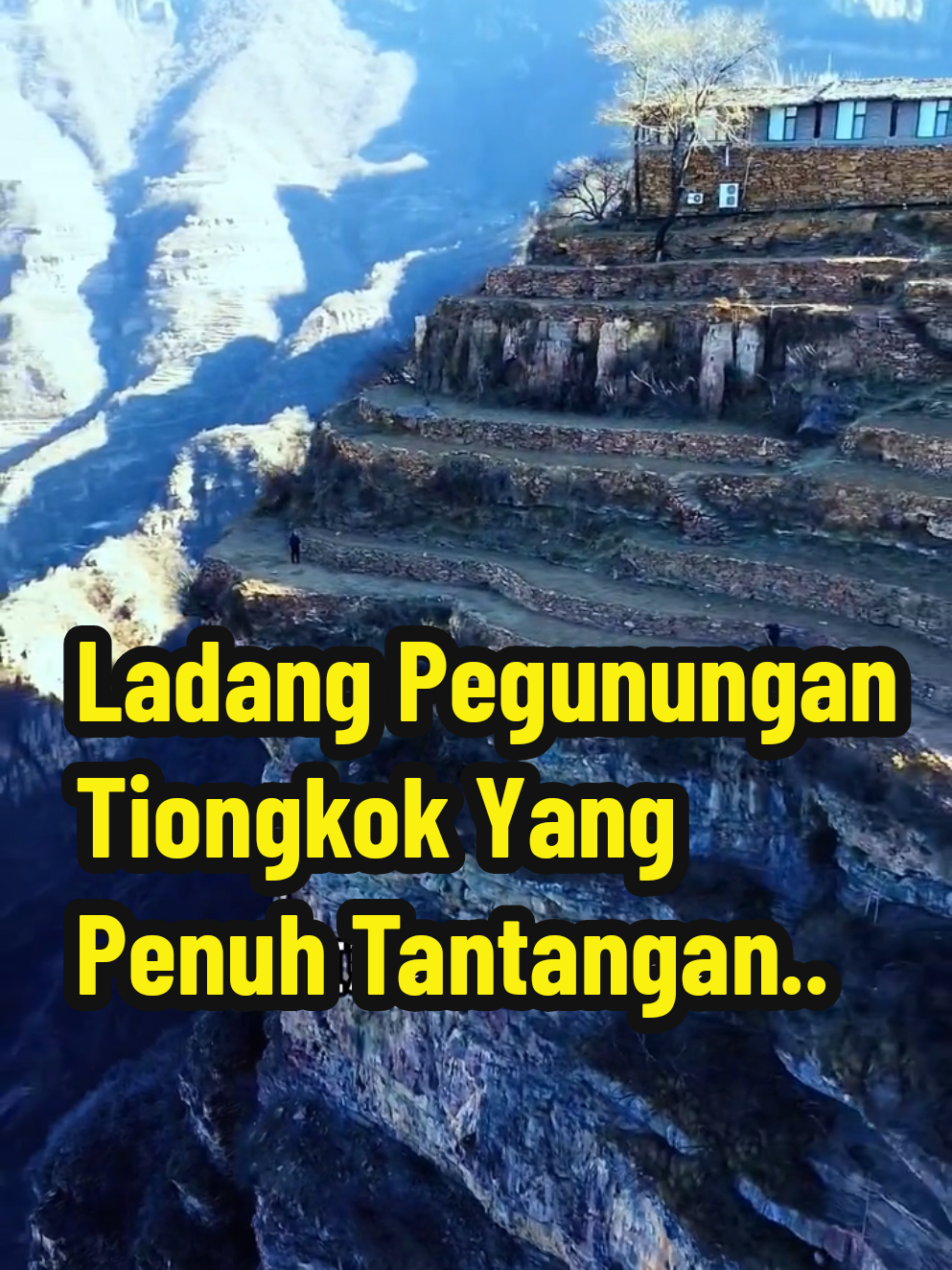 Seorang petani di China sedang bekerja di ladang yang berada tepat di tepi jurang curam. Tempat ini dikenal sebagai salah satu ladang paling ekstrem di dunia karena berada di ketinggian dengan jurang ratusan meter di sampingnya. Satu langkah salah bisa berakibat fatal, namun kehidupan tetap berjalan di sini. Meski berbahaya, pemandangan yang tersaji begitu menakjubkan. Tebing merah yang menjulang, hamparan hutan hijau, dan keberanian petani ini menunjukkan bagaimana manusia mampu bertahan hidup dengan memanfaatkan alam meski penuh risiko. Video ini hanya bersifat informasi, dan tidak sembarangan orang bisa tinggal di sana karena penduduk setempat sudah terbiasa serta memahami segala risikonya. 🌄 English√ A farmer in China is working on a field located right on the edge of a steep cliff. This place is known as one of the most extreme farmlands in the world, standing high above with a sheer drop of hundreds of meters beside it. One wrong step could be fatal, yet life continues here as usual. Despite the danger, the scenery is truly breathtaking. Towering red cliffs, lush green forests, and the farmer’s courage reflect how humans can survive by making use of nature, even in the face of great risks. This video is for informational purposes only, and not everyone can live there, as the locals are already accustomed to and fully aware of the risks.  #LadangUnik  #LadangJurangTiongkok  #PemandanganAlam  #TravelUnique  #ChinaAdventure 