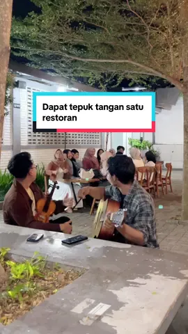 Dapat tepuk tangan satu restoran, mainin lagu kenangan terindah @Masjewe  #fyp #publik #kenanganterindah #violin #prank 