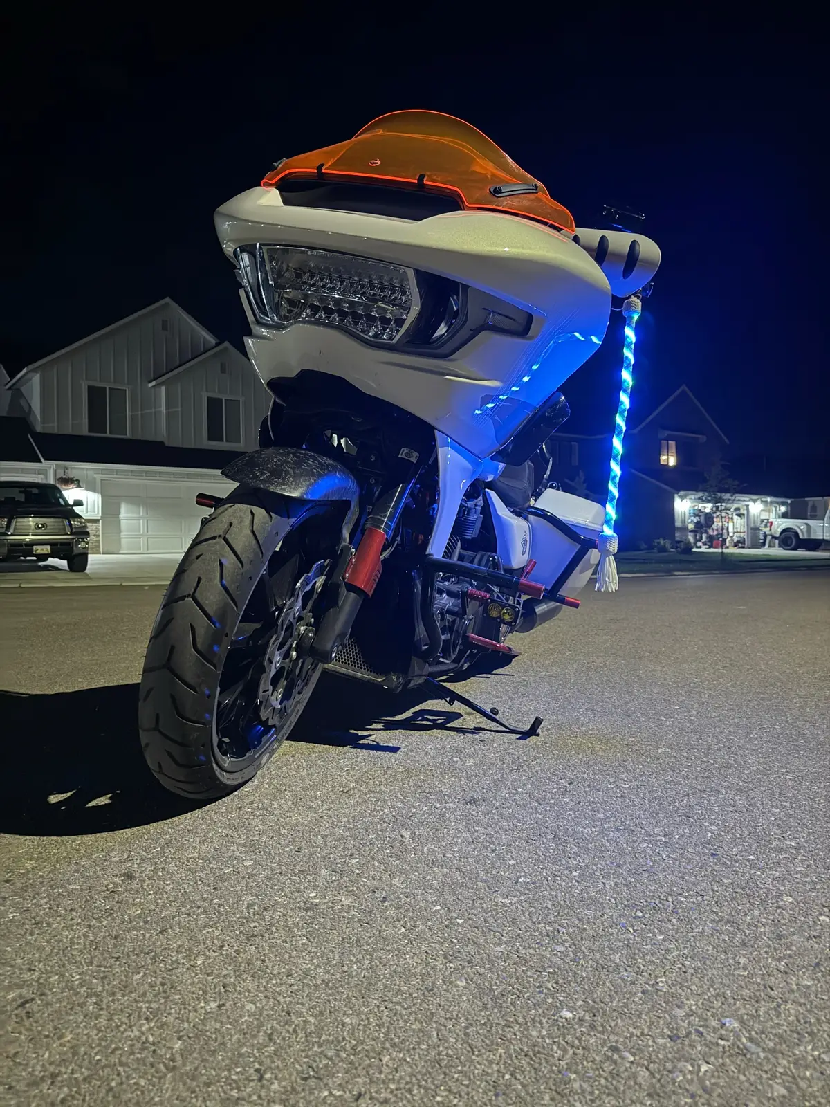 This really shows off how eye-catching the LED lights in the Twisted Grip get back whip are. The brightness cuts through the night and adds an incredible glow that makes the bike stand out from every angle. Not only does it give off a custom look, but it also makes the ride impossible to miss when you’re out after dark. The way it shines next to the bike’s setup shows just how much presence and visibility these whips bring to the road.