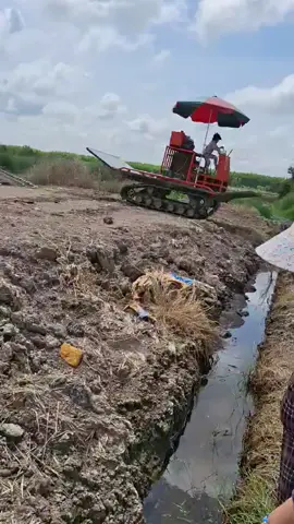 mới có 6 tuổi mà  biết chạy máy kéo lúa luôn tr đó giờ mới thấy nha ghê thiệt chứ quay ảnh mà cười muốn xỉu 