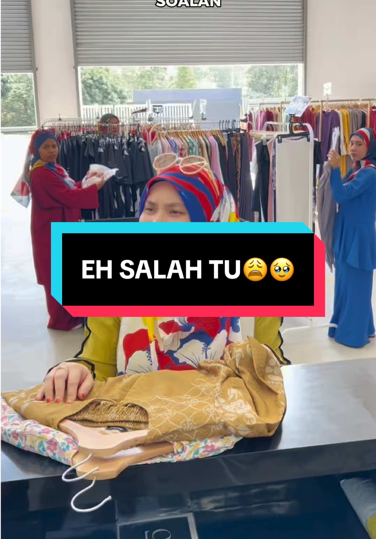 ADUH CASHIER NI PUN... JANGAN TANYA SOALAN SENSITIF🥹🥲 Bukan, salah faham tu sis. Cashier tu tanya ada membership tak? Bukan member yang selalu keluar sesame tu😌. Dah tak pepasal cashier tu kena carikan member🤣 Cuba komen if uolls pernah kena macam ni