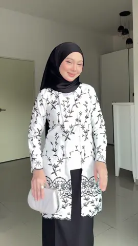 Kebaya alaia ada few colour lagi few sizes tau untuk you guys pakai for kenduri this weekend 🥰 #bajukurungmurah #bajukurungcotton #outfitideas #kebarungloose #bajukurungmodern 