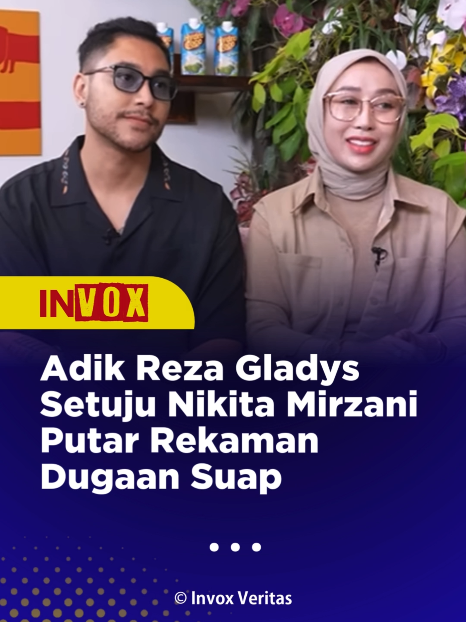 Aktris Nikita Mirzani mendapat dukungan yang tidak biasa dalam menjalani sidang dugaan pemerasan dan tindak pidana pencucian uang (TPPU) yang dilaporkan oleh pengusaha skincare, Reza Gladys. Adalah Krisjiana Baharudin, adik sepupu Reza Gladys sekaligus suami Siti Badriah, justru mendukung langkah Nikita Mirzani untuk memutar bukti rekaman dugaan suap di pengadilan. Diketahui, beberapa waktu lalu Nikita Mirzani dan kuasa hukumnya, Fahmi Bachmid mengeklaim memiliki rekaman suara yang diyakini merupakan upaya dugaan suap yang dilakukan oleh Reza Gladys agar peradilan yang berjalan sesuai dengan keinginannya. Rekaman tersebut hingga saat ini tidak bisa diputar meski terus didesak oleh Nikita Mirzani dan Fahmi Bachmid.  Kini Krisjiana Baharudin, justru meminta pengadilan agar Nikita Mirzani bisa memutar bukti rekaman dugaan suap tersebut. Krisjiana menegaskan, meski memiliki hubungan keluarga dengan Reza Gladys, ia tidak ingin ikut campur dalam proses hukum.  “Kan aku juga bilang aku sebagai adiknya aku tidak membela siapa yang salah dan siapa yang benar. Intinya kan ini kasusnya sudah masuk ke kantor polisi. Ya biar aja, biar polisi yang ngatur semuanya,” ujar Krisjiana, dikutip dari kanal YouTube, Rabu (20/8/2025). “Aku enggak tahu sih kalau misalnya memang ada itu ya, jadi ditayangin enggak? Kalau misalnya memang ada buktinya ya enggak apa-apa tayangin aja,” ucapnya. Sebelumnya, perseteruan antara Nikita Mirzani dan Reza Gladys berawal dari dugaan penjelekkan produk kecantikan milik Reza. Perselisihan ini kemudian memuncak ketika Reza memberikan uang senilai Rp 4 miliar kepada Nikita atas ancaman untuk “speak up” di media sosial. Reza kemudian melaporkan dugaan pemerasan tersebut ke Polda Metro Jaya pada 3 Desember 2024. Isi rekaman dugaan suap yang dibocorkan melalui Instagram sahabat Nikita Mirzani, Lucinta Luna, menampilkan suara perempuan yang diduga berbicara tentang upaya melindungi Reza Gladys di persidangan. Dalam rekaman itu, terdengar kalimat:  “Yang penting mah kita udah masukin dia udah jadi terdakwa, udah. Udah gitu aja, di sidang kita hajarlah,” kata perempuan tersebut. Krisjiana menegaskan, dirinya sama sekali tidak mengetahui isi rekaman tersebut sebelumnya. “Aku enggak tahu. Demi Allah. Demi Allah aku enggak tahu. Enggak tahu sama sekali. Kalau misalnya ada ya aku syok sih, pastinya aku syok sih karena aku enggak tahu,” katanya. Meski demikian, Krisjiana tetap memberikan dukungan moral untuk Reza Gladys. “Kalau memang kakak aku ada masalah, ya udah sok aja. Mau gimana lagi sebagai adik ya hanya bisa men-support saja,” tutupnya.