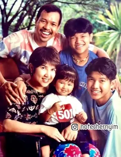 ครอบครัวผ่องอินทรีกุล บำเรอ ผ่องอินทรีกุล หรือ โน้ต เชิญยิ้ม แต่งงานกับ ต้อย วีริสา มีบุตรชายหญิง 3 คน โน้ต จูเนียร์, แบงค์, และแตงกวา ปัจจุบันโน้ตอายุ 71 ปี ลูกๆโตเป็นหนุ่มสาวแล้ว ภาพ : IG notechernyim   และ ขอขอบคุณ คุณ Nawin Sakulyuenyong