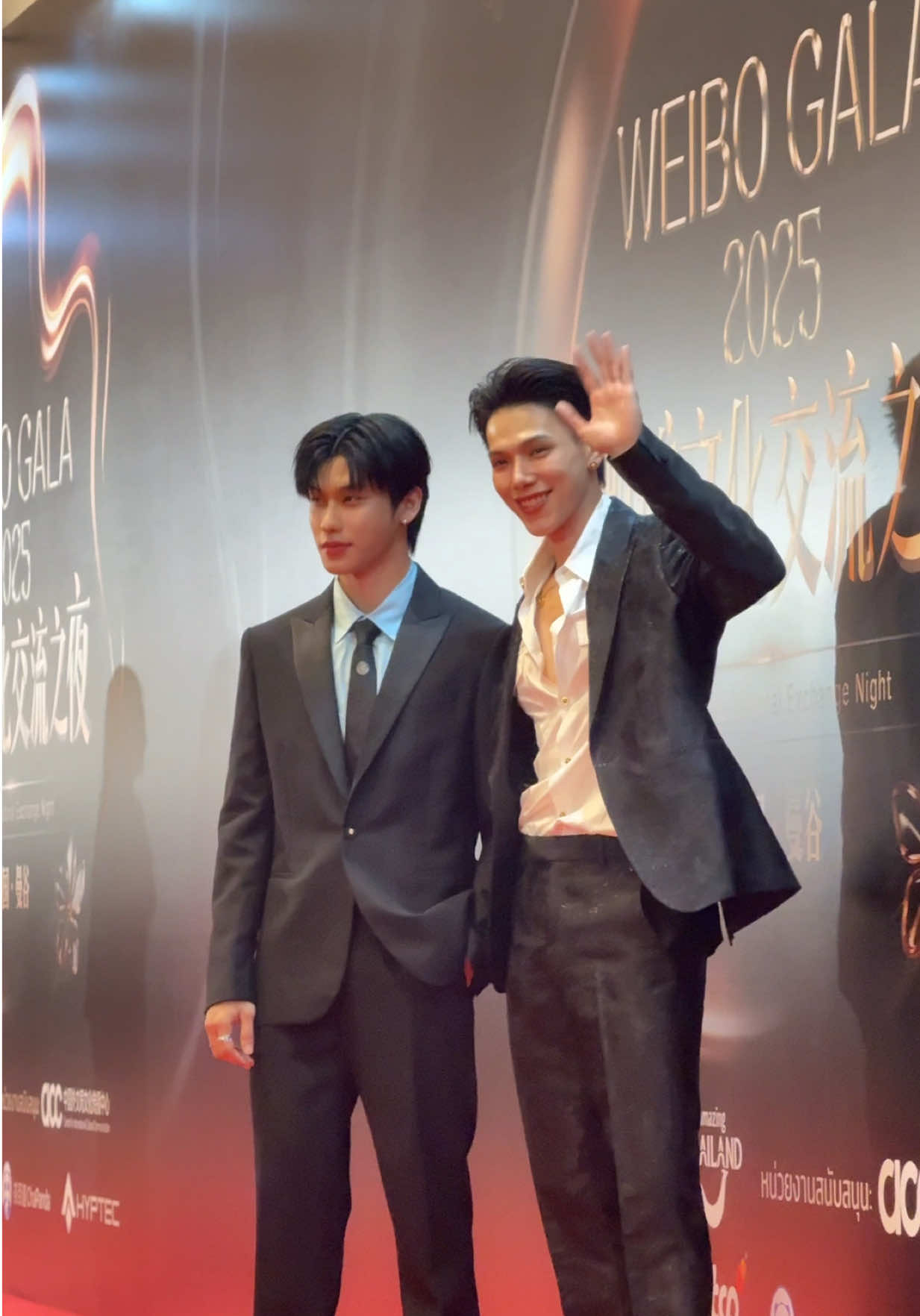 Wrapped up moments from a special night ✨ Thank you all for your love and support 🫶 @DAOU ต้าห์อู๋ค้าบบ~ @Offroad kantapon  เก็บตกภาพบรรยากาศงาน #WeiboGala2025 มาฝากทุกคนครับ ขอบคุณทุกกำลังใจและความรักที่มอบให้ต้าห์อู๋ออฟโรดเสมอมานะครับบบ รางวัลนี้เป็นของทุกคนครับ 🙏❤️ ดีใจที่ได้เจอเพื่อนๆพี่ๆน้องๆทุกคนนะค้าบบบ  OUROAD CulturalExchange #WeiboGalaxDaouOffroad  #WeiboCulturalExchangeNight2025 #ต้าห์อู๋ออฟโรด #DaouOffroad  #OPENLABEL