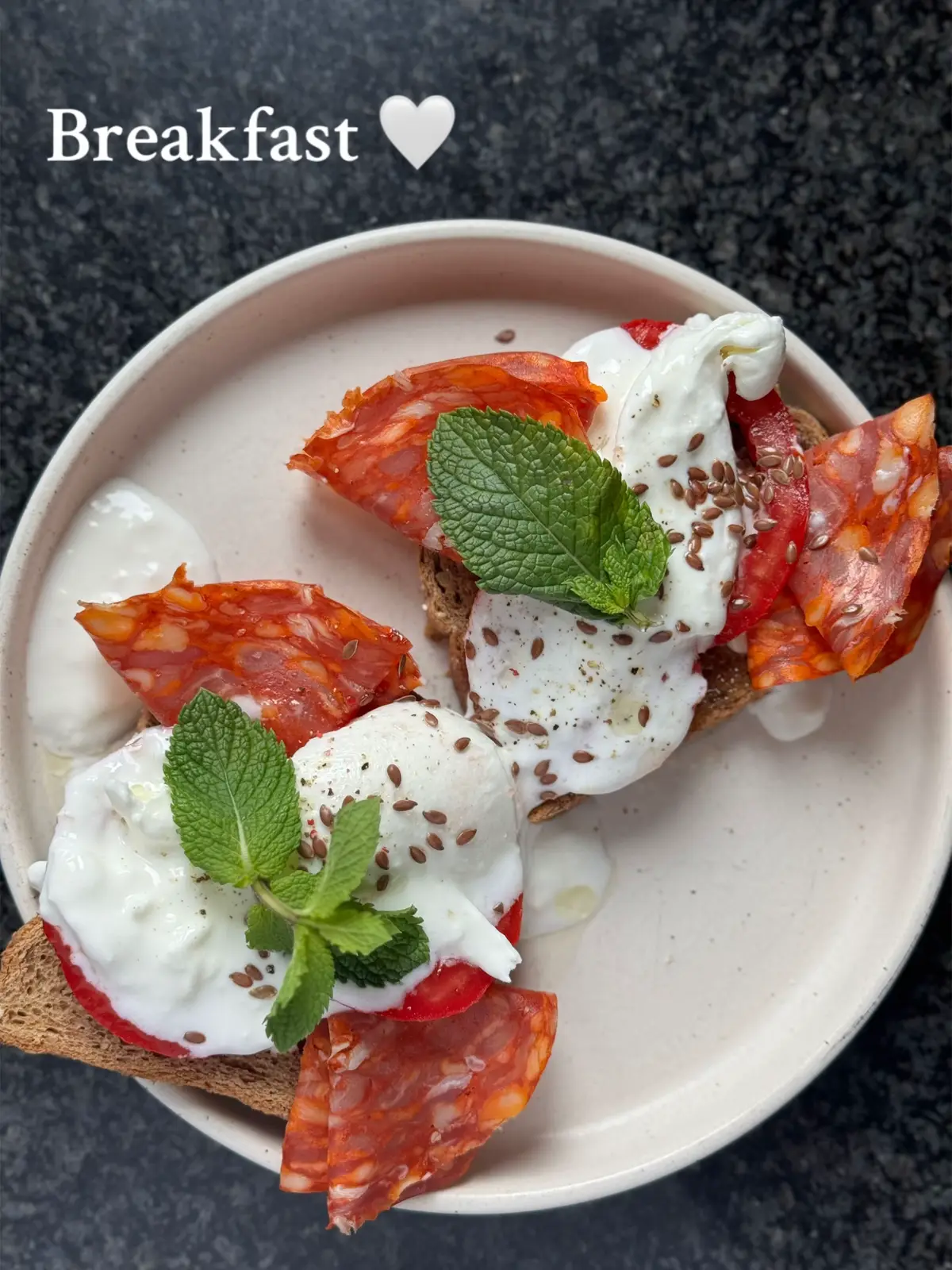 Burrata  Roșii Ulei măsline  Chorizo Paine prăjită cu semințe  Semințe de in  #micdejun #breakfast #burrata 