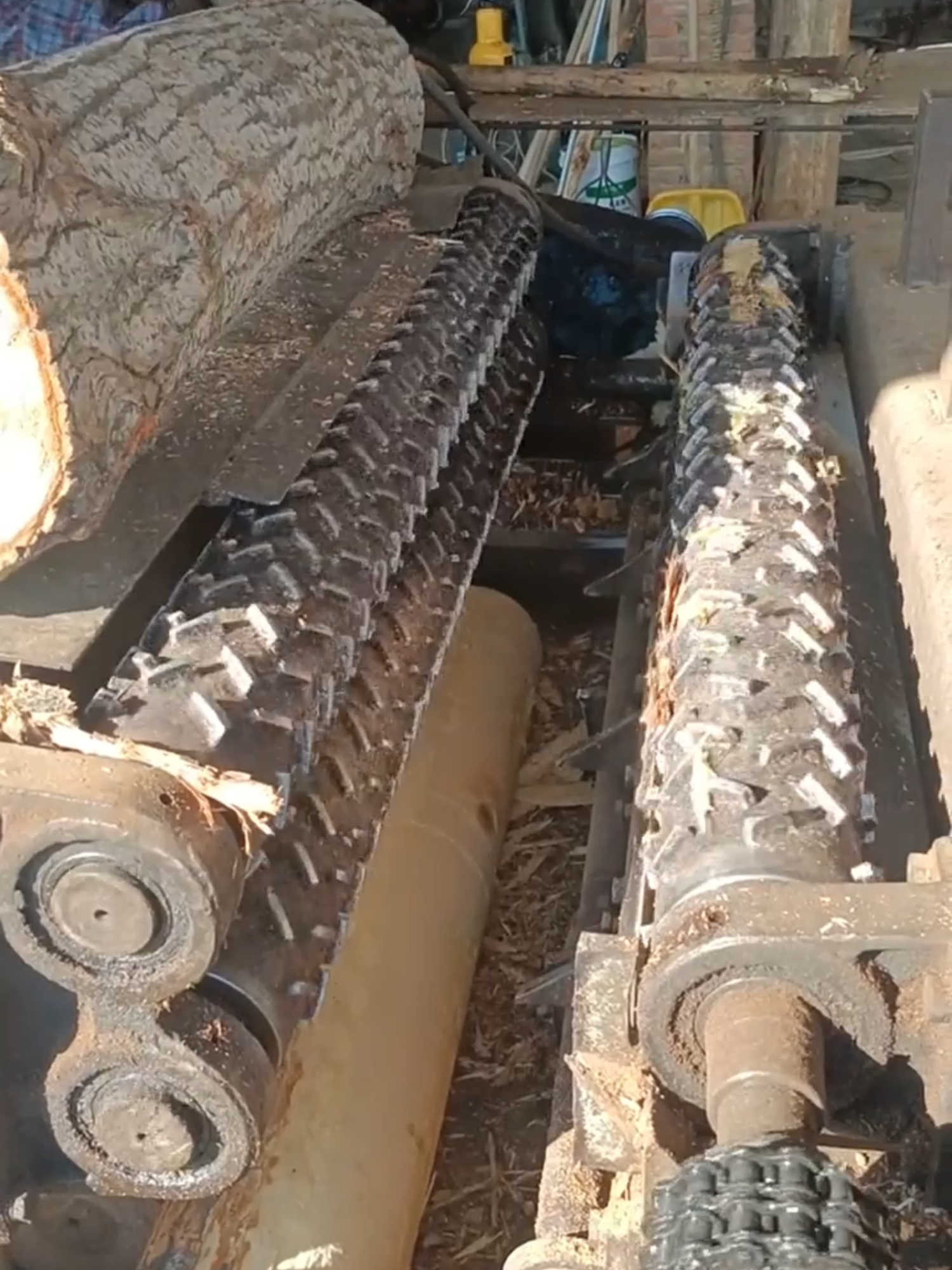 Core equipment for forestry processing, which removes bark from the surface of wood and prepares for subsequent sawing, drying, papermaking, and production of artificial boards (such as plywood).#Woodpeelingmachine #Drumtypewoodpeelingmachine #Fullyautomaticwoodpeelingmachine #Smallwoodpeelingmachine #Largelogs