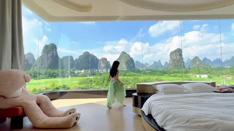 😅 POV: You booked a “room with a view”… but forgot the curtains. Would you sleep like a baby here, or stay awake all night staring outside? 👀🌄 #traveltochina #Yangshuo #guilin #RoomWithAView #LuxuryLifestyle 