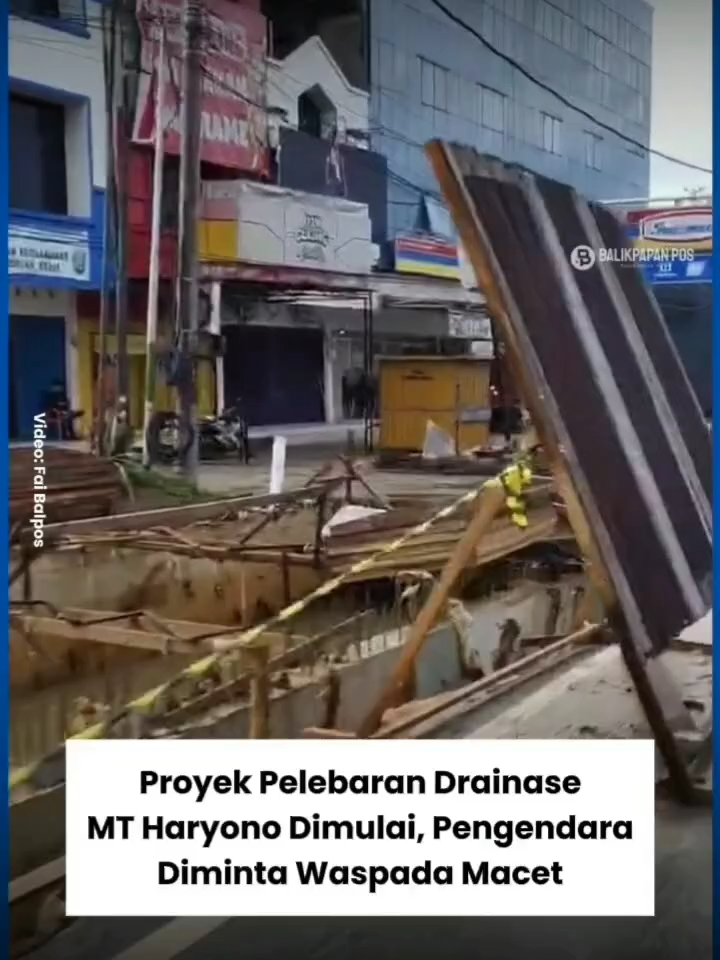 Pelebaran dan perbaikan drainase di Jalan MT Haryono, tepat di depan Gedung Kantor Catatan Sipil dan DP3AKB tengah dikerjakan. Proyek ini diharapkan dapat mengatasi banjir yang kerap merendam kawasan tersebut. Pelaksanaan proyek mengakibatkan menyempitnya ruas badan jalan. Oleh karena itu pengguna kendaraan bermotor sebaiknya waspada saat melintas. Mari dukung pelebaran drainase demi lingkungan yang lebih aman dan bebas banjir. Video Fai balpos Redaktur Yudhi Balpos Editor Video Fai Balpos #mt haryono #balikpapan #banjir #perbaikanjalan #proyek #parit #lalulintas #hati hati #beritabalikpapan #infobalikpapan