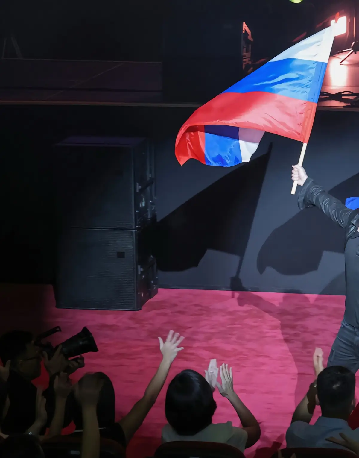 On August 18, North Korea’s Central Television broadcast a video of a performance by popular Russian singer SHAMAN at the Pyongyang Gymnasium on the 15th to commemorate the 80th anniversary of the liberation of North Korea (August 15, called liberation in South Korea).