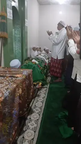 Ribuan santri, alumni, dan jamaah Nahdliyyin turut mensholati almarhum KH. Thoifur Mawardi di Pondok Pesantren Darut Tauhid Kedungsari, Purworejo. Suasana penuh haru menyelimuti prosesi perpisahan ulama kharismatik yang selama hidupnya dikenal penuh ketawadhu’an dan pengabdian kepada umat. Semoga Allah SWT menerima seluruh amal ibadah beliau, mengampuni segala khilafnya, serta menempatkan beliau di tempat terbaik di sisi-Nya. Doa terbaik kita kirimkan untuk almarhum, semoga husnul khatimah. 🤲 #KHThoifurMawardi #DarutTauhid Video @achmadrohadi.id 