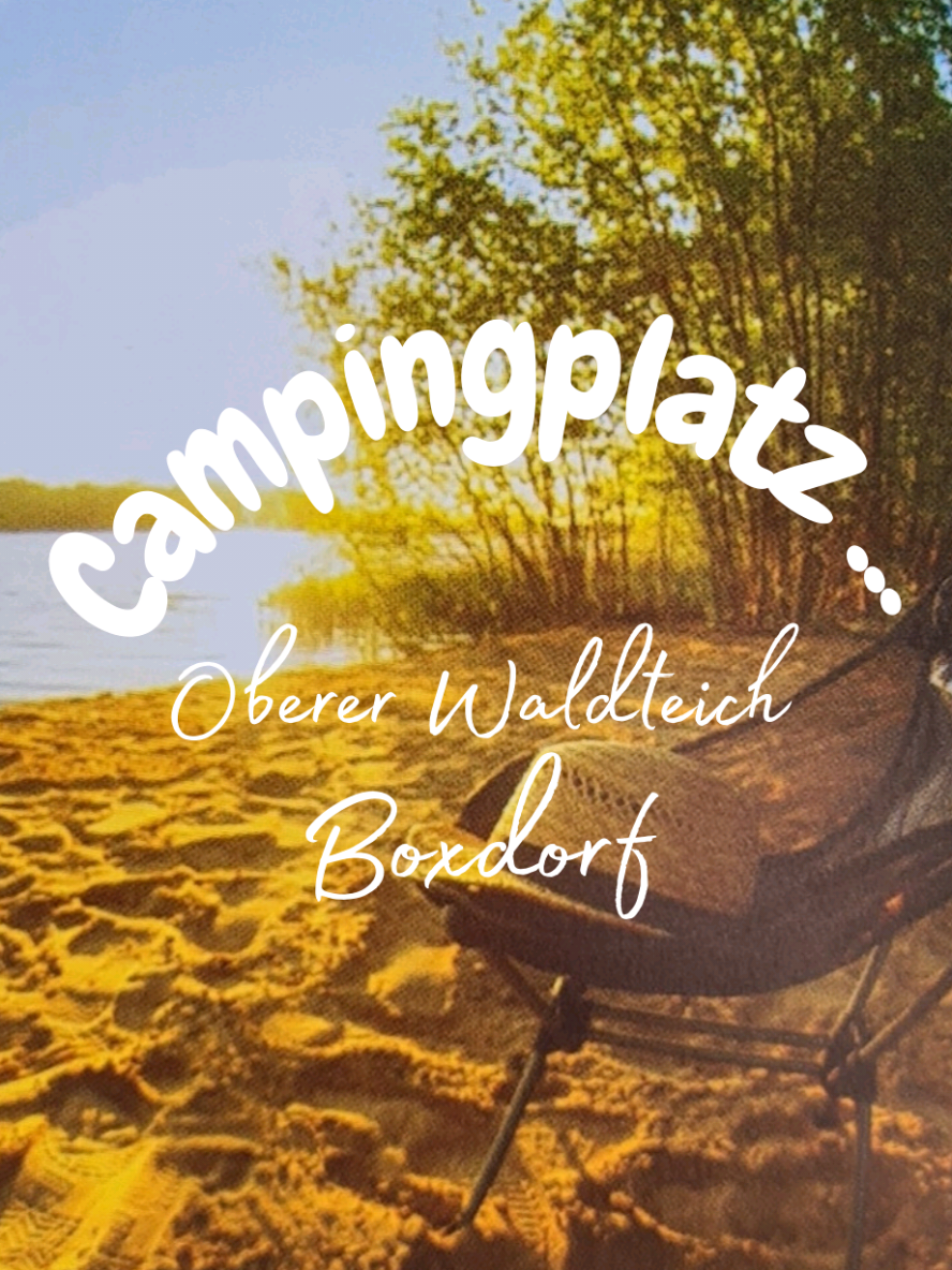 Ein Campingplatz, mit ganz viel Herz und Teich✨  Campingplatz ober Waldteich in Boxdorf – mitten in der Natur amTeich, idyllisch wie im Bilderbuch. Und das Beste? Saubere Duschen und Toiletten, ja, wirklich!. Waschmaschine, Trockner und sogar ein kleiner Laden indem es nicht nur Snacks gibt...Tipp von mir...parkt eure Kinder vor der Tür, sonst kommt ihr mit Eis und Spielzeug wieder raus...ähnlich wie ein Einkauf bei Ikea wo du eigentlich nur Kerzen kaufen wolltest.  Daniela und Mirko – die Besitzer – so sympathisch, dass man fast vergisst, dass man eigentlich wegen des Teiches gekommen ist.  Speicher dir das, wenn du Camping liebst, aber Dreck im Bad hasst.  CAMPING OBERER WALDTEICH KOMFORT TRAVELFAMILY CAMPINGALLTAG FAMILIENABENTEUER NATUR PUR HAMSTERRAD  #CampingplatzBoxdorf #ObererWaldteich #CampingMitKomfort #TravelFamily #CampingMitKindern