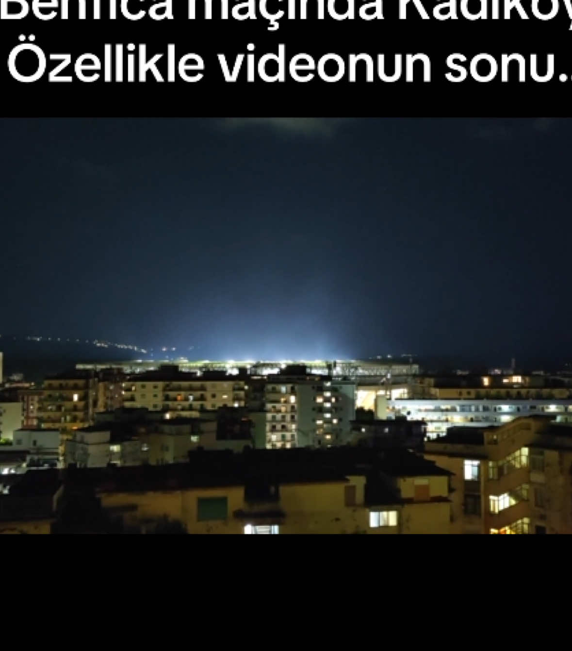 Napoli taraftarının Şampiyonlar Ligi müziğine eşlik ettiği ve şehrin bir çok yerinden duyulduğu o anlar. Özellikle son kısımda taraftarların sesleri yoğun bir şekilde geliyor. Kadıköy’de de Fenerbahçe taraftarının Benfica maçında göstermesi beklenen ve göstereceğine inandığımız o performans. Umarım futbolcular da bu atmosfere ayak uydurur. #Fenerbahçe #Benfica #Şampiyonlar Ligi 