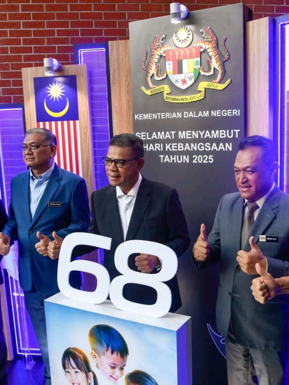 SAMBUTAN HARI KEBANGSAAN DAN HARI MALAYSIA 2025 PERINGKAT KEMENTERIAN DALAM NEGERI DAN MAJLIS PERHIMPUNAN BULANAN BULAN OGOS 2025 PUTRAJAYA, 20 Ogos 2025 –YB Datuk Seri Saifuddin Nasution bin Ismail, Menteri Dalam Negeri telah menyempurnakan Sambutan Hari Kebangsaan dan Hari Malaysia Tahun 2025 Peringkat Kementerian Dalam Negeri (KDN) di Dewan Gemilang, Kompleks Setia Perkasa, Putrajaya. Acara gimik perasmian diserikan dengan persembahan Bridget Kesenian Jabatan Pendaftaran Negara (JPN), pancaragam pelajar Sekolah Henry Gurney Telok Mas serta pertunjukan ‘abseiling’ Unit Tindak Khas yang menyerahkan plak bernombor 68 kepada YB Menteri Dalam Negeri sebagai simbolik ulang tahun kemerdekaan negara ke-68. Majlis diteruskan dengan Perhimpunan Bulanan KDN bagi bulan Ogos 2025. Antara inti pati ucapannya temasuklah beliau menegaskan bahawa kepimpinan berkesan menuntut kerjasama, ilmu dan sikap sentiasa belajar, kerana pemimpin terbaik merupakan pemimpin yang tidak berhenti menimba ilmu. YB Menteri Dalam Negeri turut mengingatkan pengorbanan kepimpinan terdahulu yang membawa Malaysia mencapai 68 tahun kemerdekaan serta menggariskan cita-cita untuk membina politik stabil, ekonomi makmur, pengagihan adil dan keselamatan negara yang terpelihara. Majlis diakhiri dengan pelancaran portal baharu KDN 2025, penyampaian sijil penghargaan kepada Operatif Unit Tindak Khas sempena kejayaan dalam pertandingan Sharp Blade International Sniper dan penyerahan MyKad (MY12) kepada 10 orang pelajar. #KDN  #HariKebangsaan2025 #HariMalaysia2025 #RancakkanMADANI