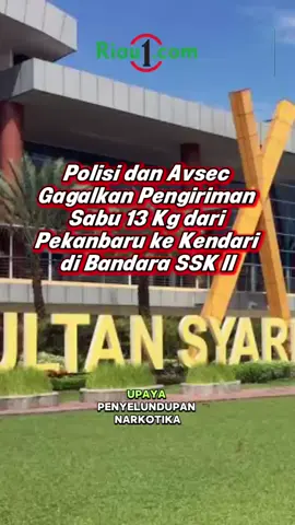 Upaya penyelundupan narkotika jaringan antar provinsi kembali digagalkan Direktorat Reserse Narkoba Polda Riau bersama petugas Aviation Security (Avsec) Bandara Sultan Syarif Kasim (SSK) II Pekanbaru. Sebanyak 13 kilogram sabu yang rencananya dibawa ke Kendari, Sulawesi Tenggara, Jumat (15/8/2025) berhasil diamankan. Dua kurir berinisial A (40) dan AP (28) ditangkap bersama istri masing-masing di bandara. Dari koper yang mereka bawa, petugas menemukan enam kilogram sabu. Tak berhenti di situ, penggeledahan lanjutan di rumah kontrakan mereka di Jalan Keliling, Kecamatan Kulim, Pekanbaru, kembali menemukan tujuh kilogram sabu yang disimpan dalam koper. Dari pemeriksaan, diketahui A dan AP mendapat pasokan 15 kilogram sabu dari seseorang berinisial M, suruhan bandar berinisial H. Keduanya membagi sabu itu ke dalam 61 paket. Sebanyak delapan paket diserahkan kembali kepada M, 24 paket dibawa saat diamankan di bandara, dan 29 paket lainnya ditemukan di kontrakan. Kombes Putu menegaskan, istri kedua tersangka tidak mengetahui aktivitas penyelundupan narkoba meski ikut diamankan di bandara. Selain sabu, polisi juga menyita enam koper berbagai warna, uang tunai jutaan rupiah, dan satu timbangan digital. Demikian laporan Riau1.com hari ini! #bandara #riau  #avsec #sultansyarifkasim #kendari 