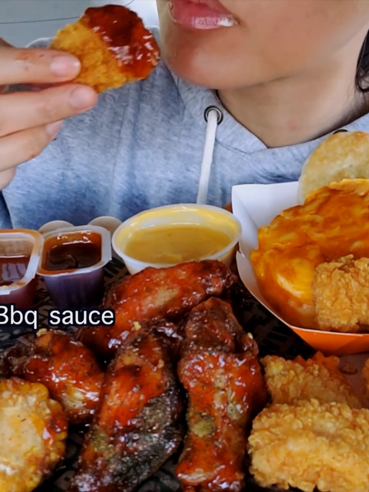 ASMR EATING WINGSTOP WINGS POPEYES FRIED CHICKEN NUGGETS + MAC N CHEESE CAR MUKBANG. #ASMR #FOOD #TIKTOKFOOD #TIKTOKFOODIE #FYP #TRENDINGVIDEO #VIRALVIDEOS #US #TIKTOKUS #WINGSTOP #POPEYES #CHICKEN #NUGGETS #MACNCHEESE #CHEESE #CHEESY